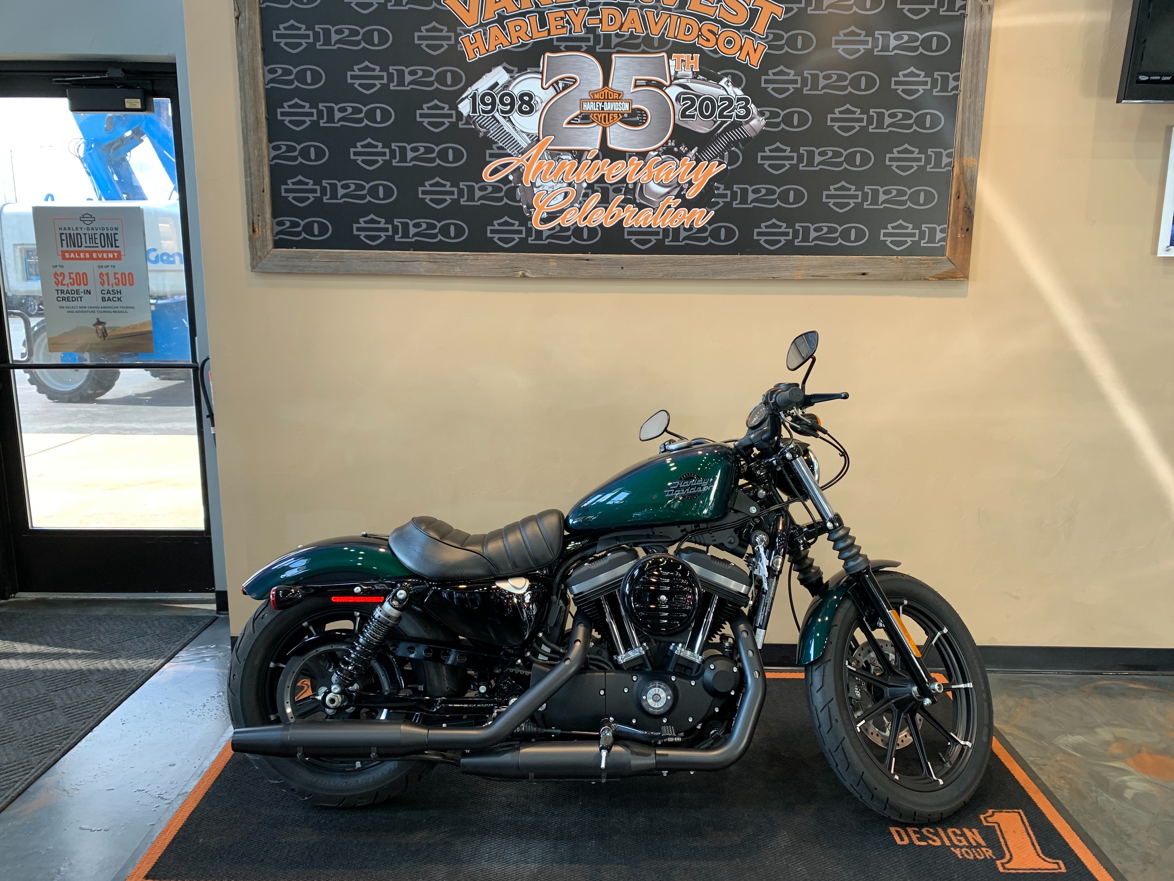 2021 Harley-Davidson Iron 883' Iron 883 at Vandervest Harley-Davidson, Green Bay, WI 54303