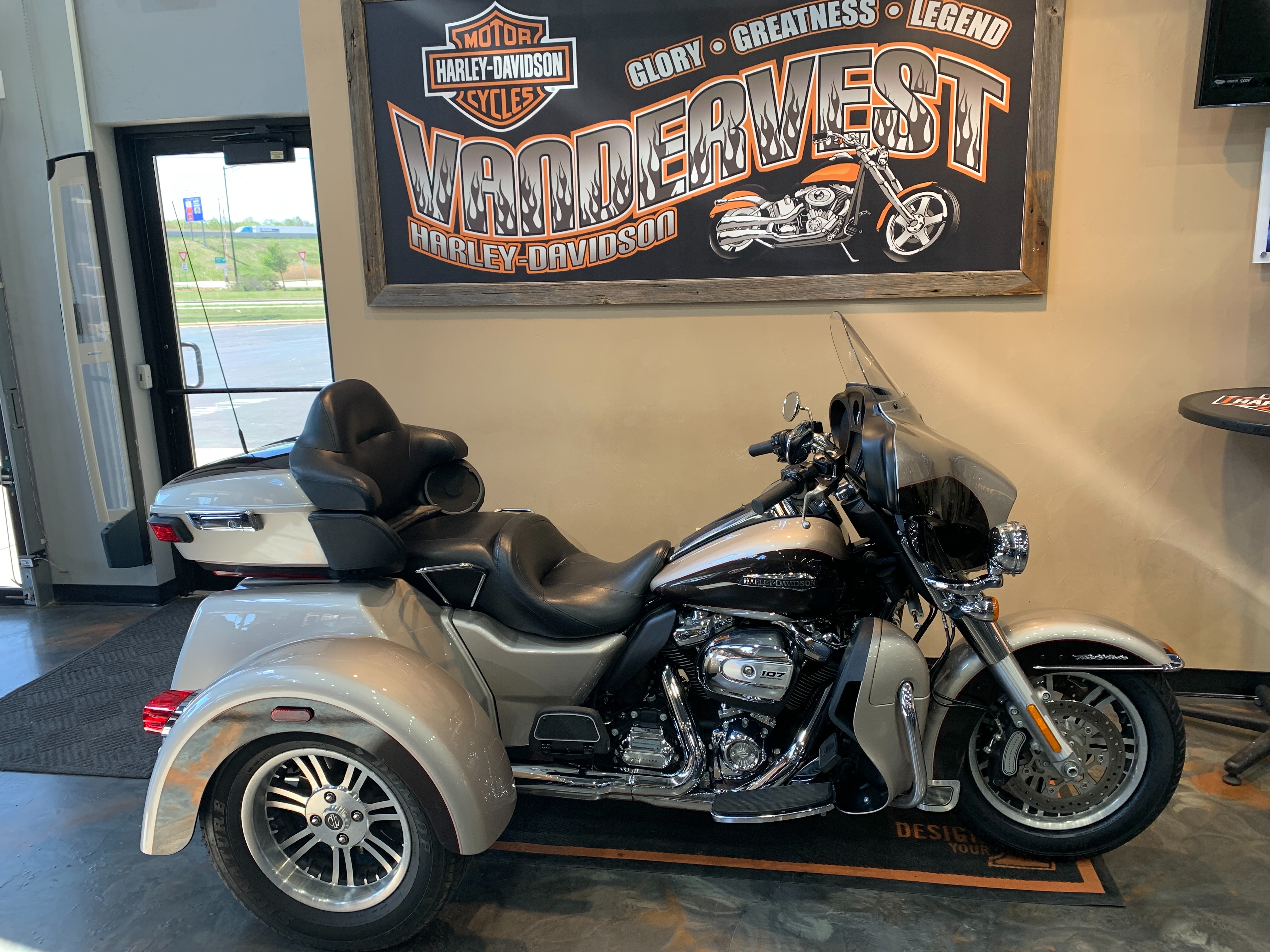 2018 Harley-Davidson Trike Tri Glide Ultra at Vandervest Harley-Davidson, Green Bay, WI 54303