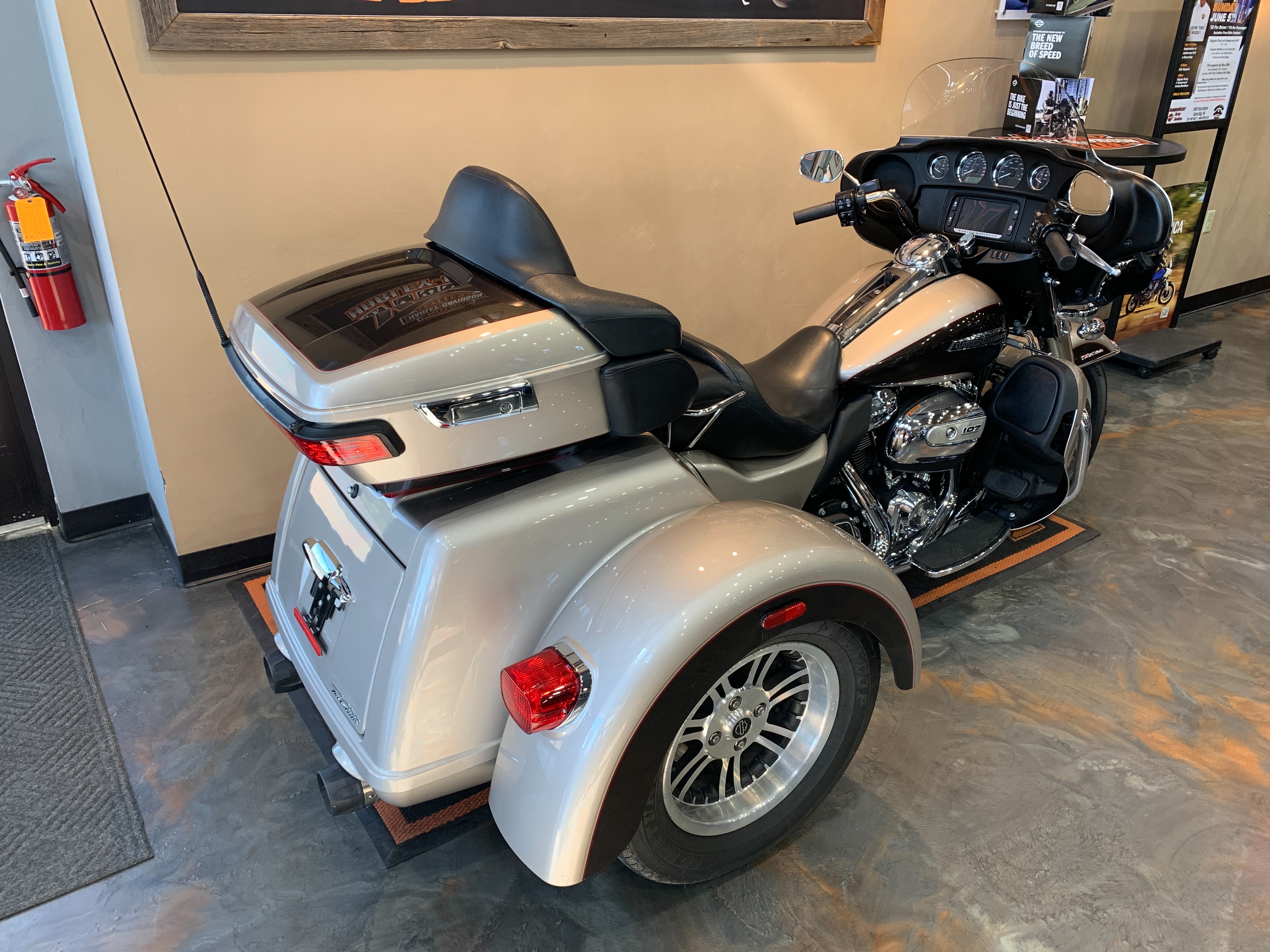 2018 Harley-Davidson Trike Tri Glide Ultra at Vandervest Harley-Davidson, Green Bay, WI 54303