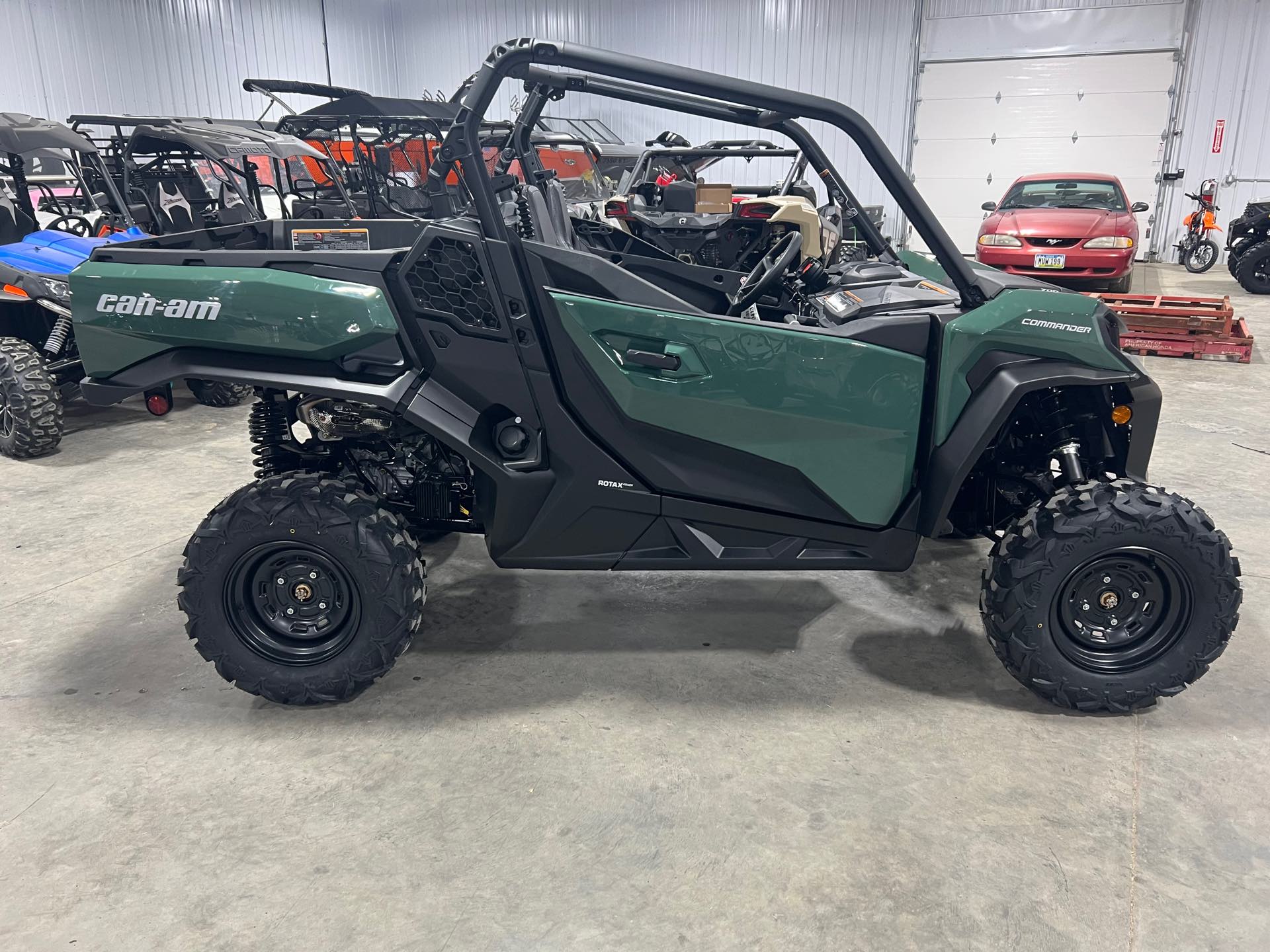 2023 Can-Am Commander DPS 700 at Iron Hill Powersports