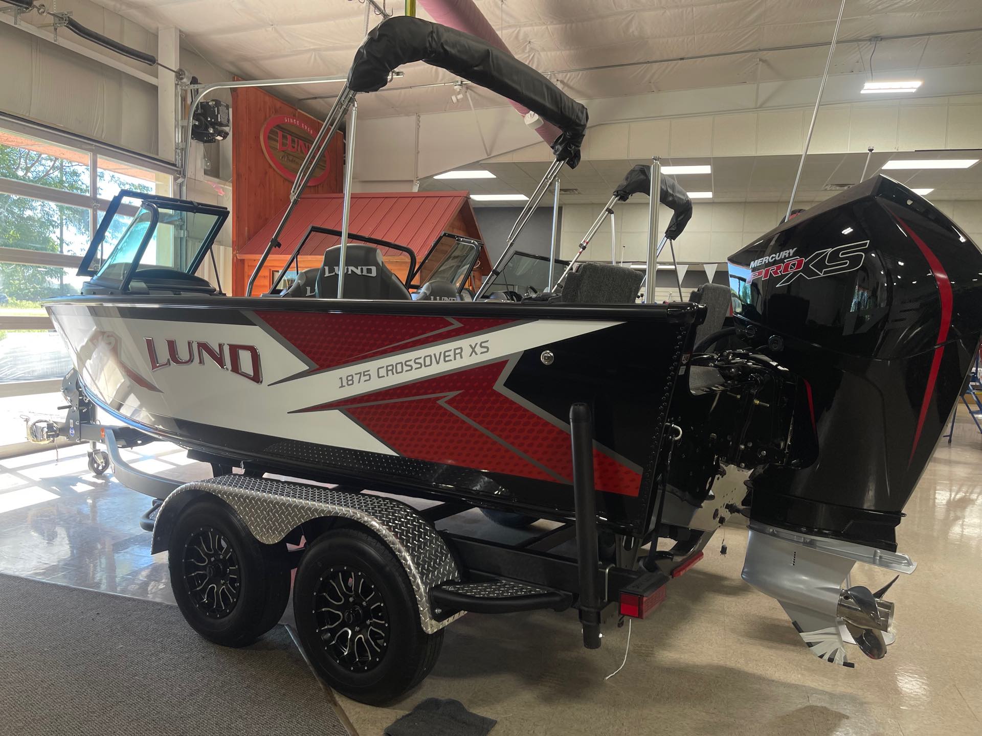 2022 Lund 1875 Crossover XS Sport at Pharo Marine, Waunakee, WI 53597