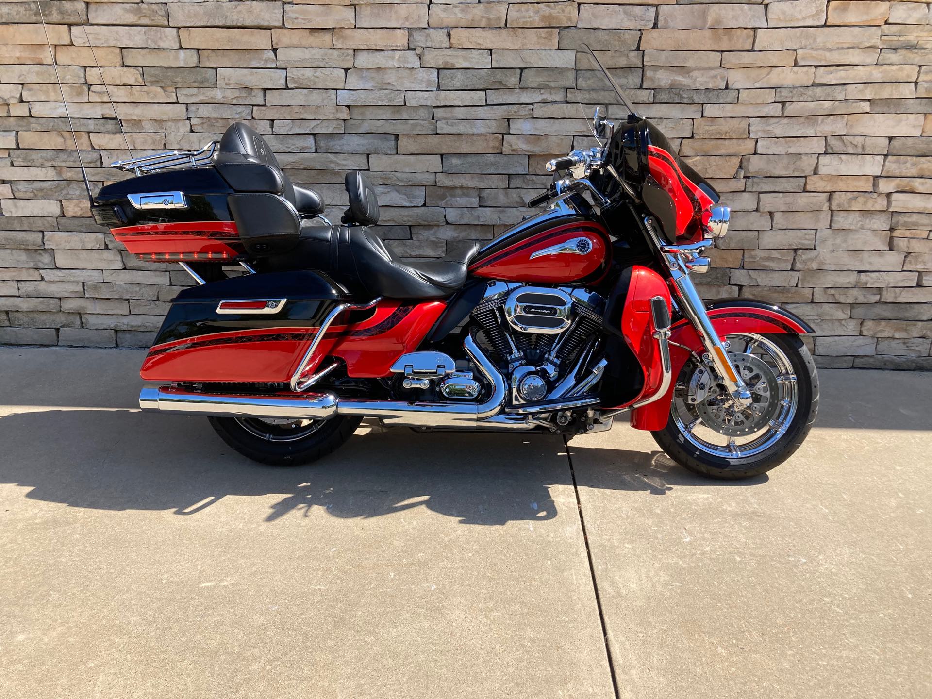 2016 Harley-Davidson Electra Glide CVO Limited at 3 State Harley-Davidson