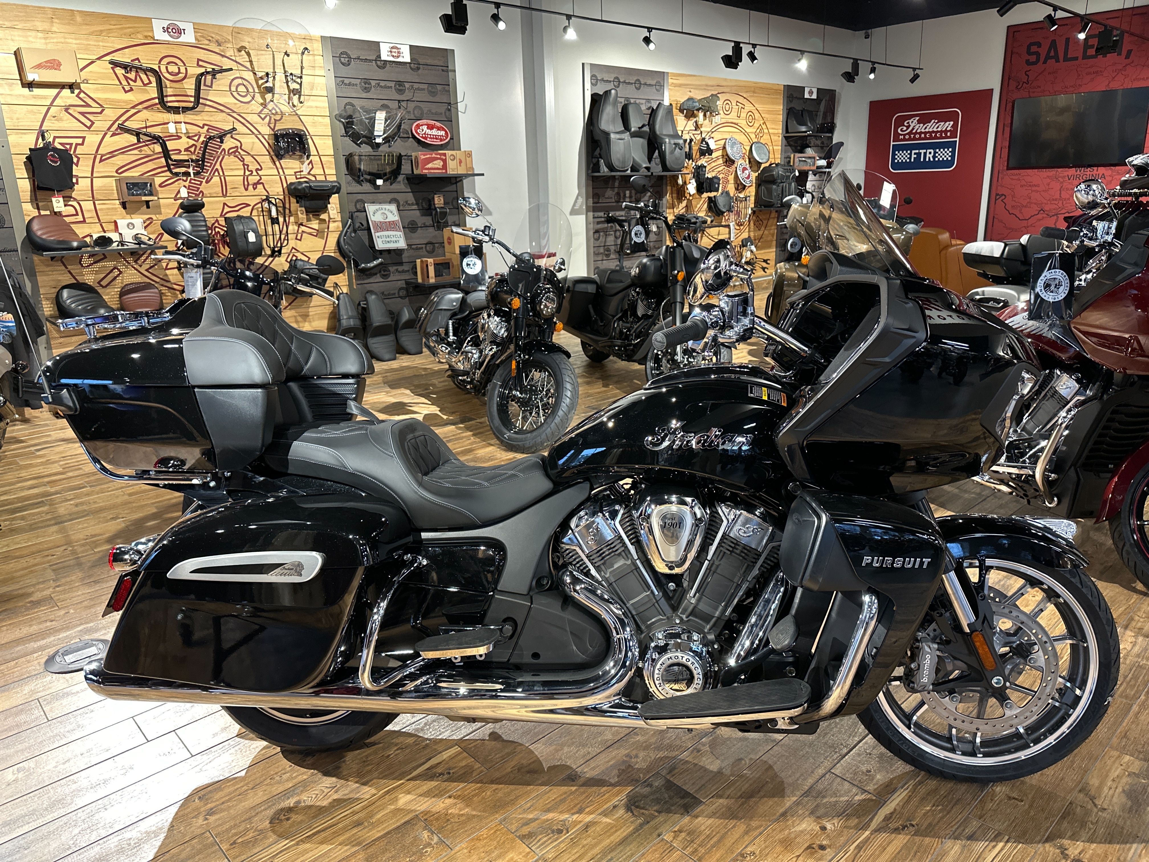2023 Indian Motorcycle Pursuit Limited with Premium Package at Frontline Eurosports