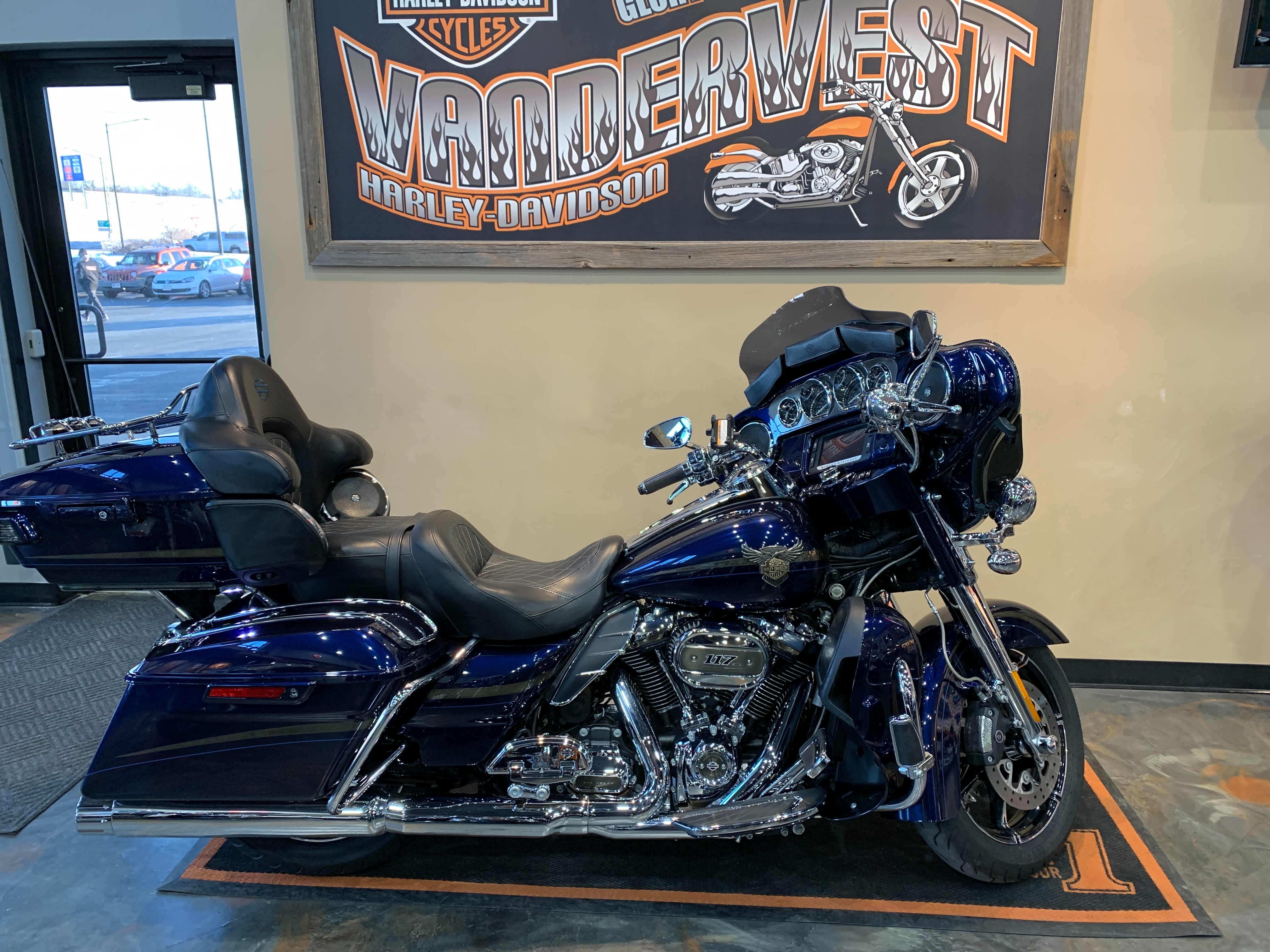 2018 Harley-Davidson Electra Glide CVO Limited at Vandervest Harley-Davidson, Green Bay, WI 54303