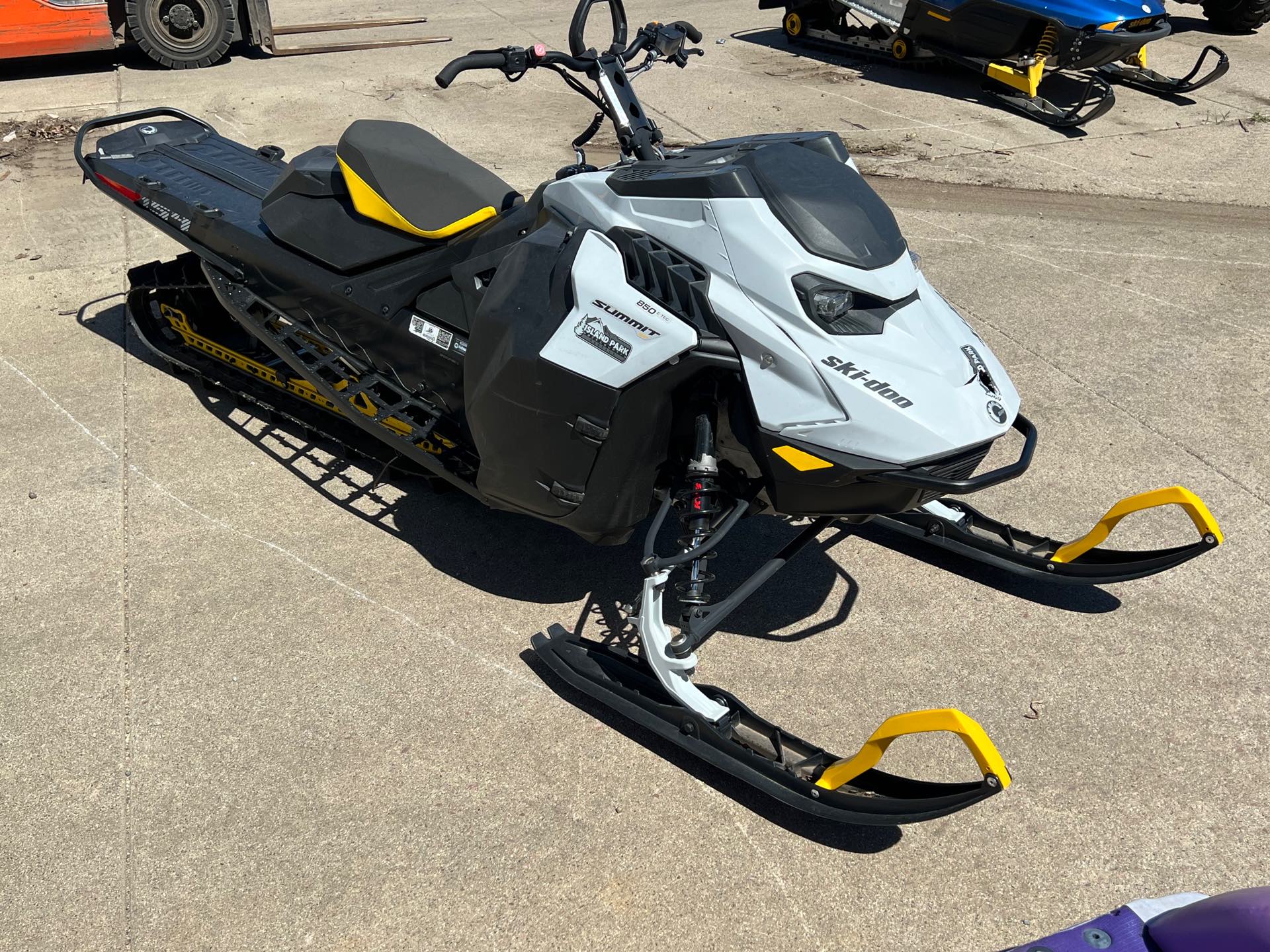 2023 Ski-Doo Summit SP 850 E-TEC at Interlakes Sport Center