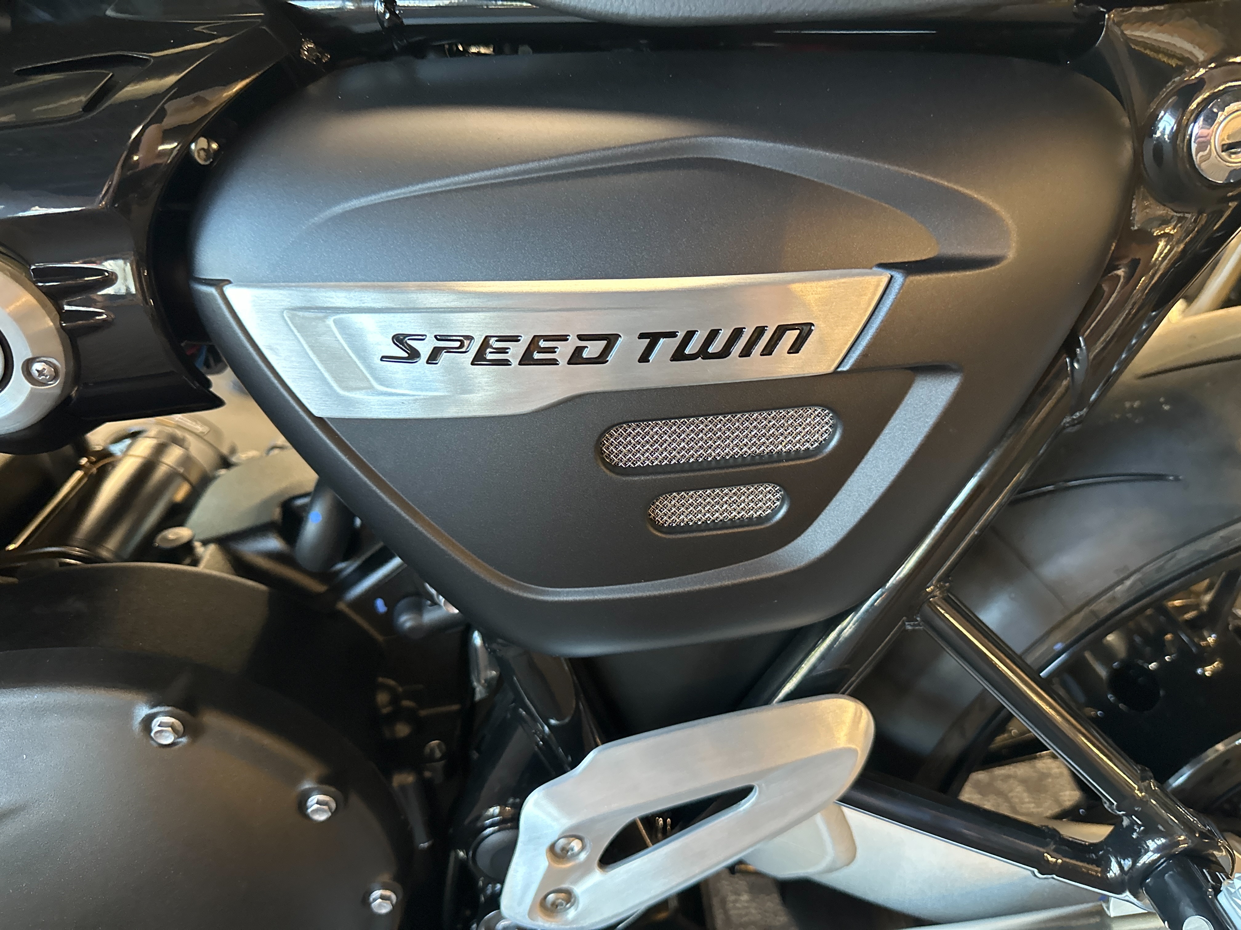 2024 TRIUMPH SPEED TWIN 1200 at Frontline Eurosports