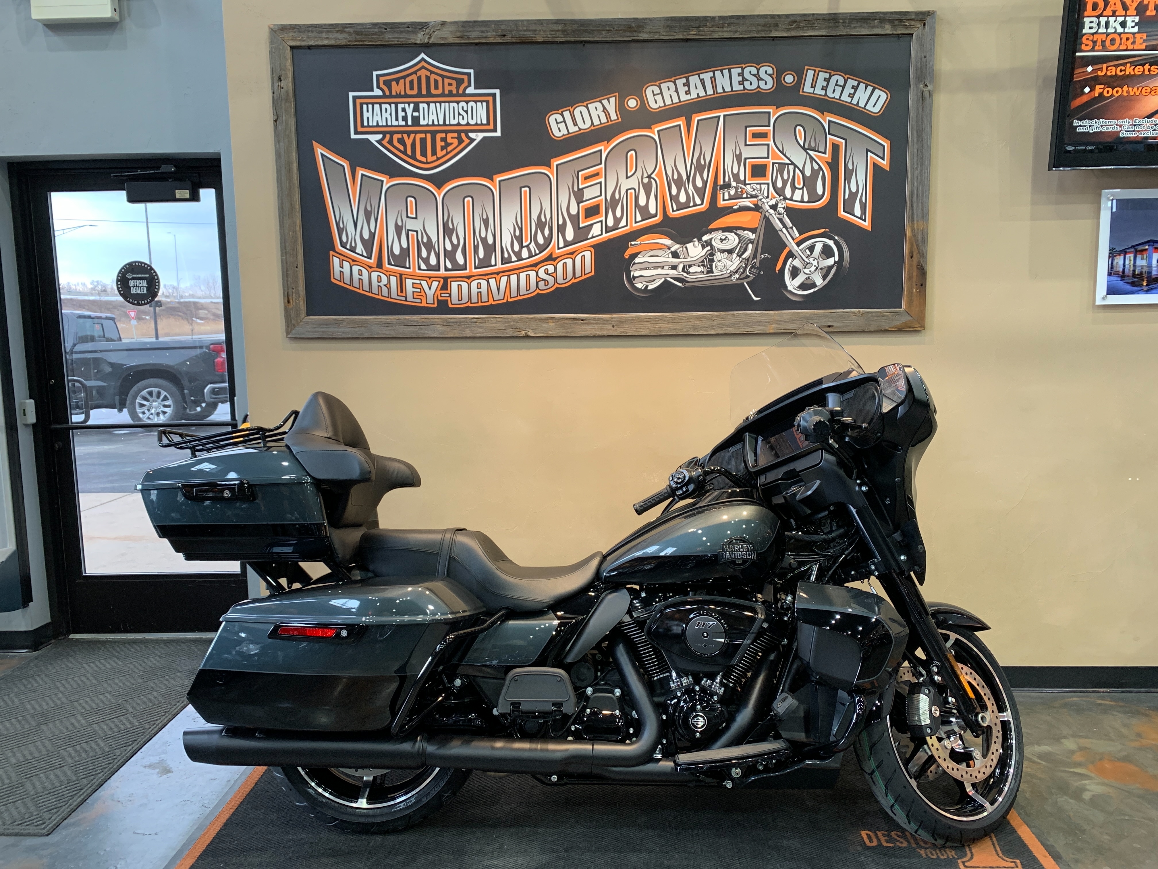 2025 Harley-Davidson Street Glide Ultra at Vandervest Harley-Davidson, Green Bay, WI 54303