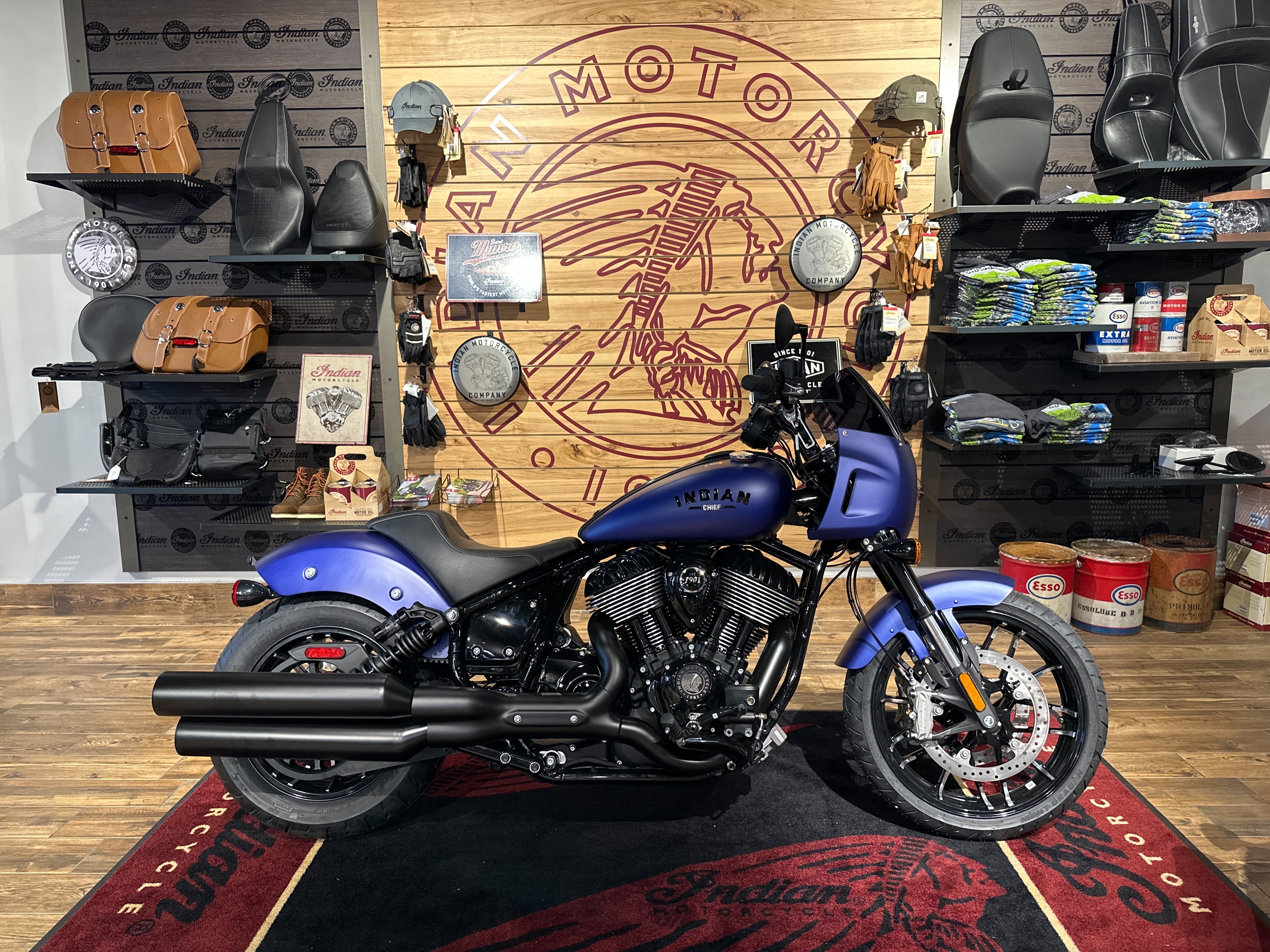 2023 Indian Motorcycle Sport Chief Base at Frontline Eurosports