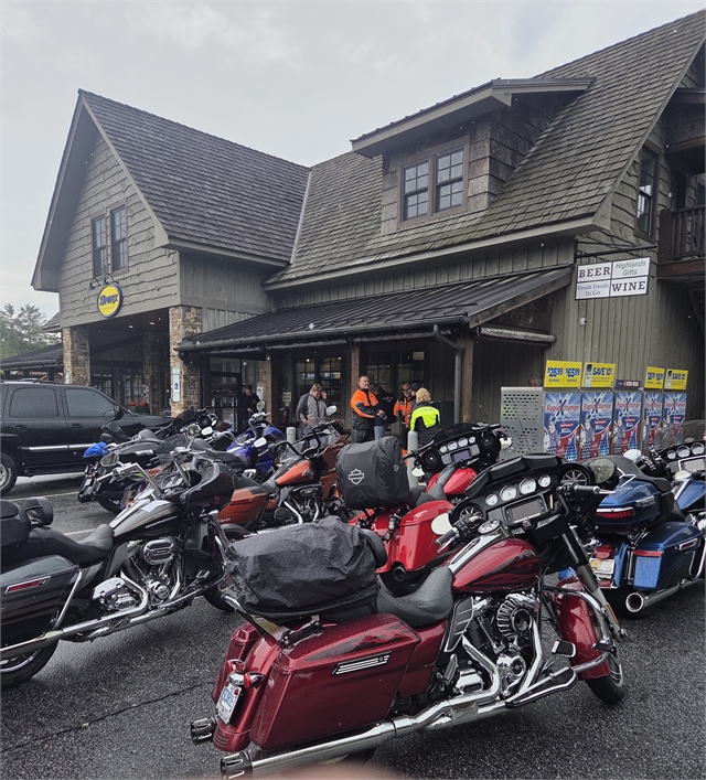 2025 May 1-5 Weekend at the Races Photo at Smoky Mountain HOG