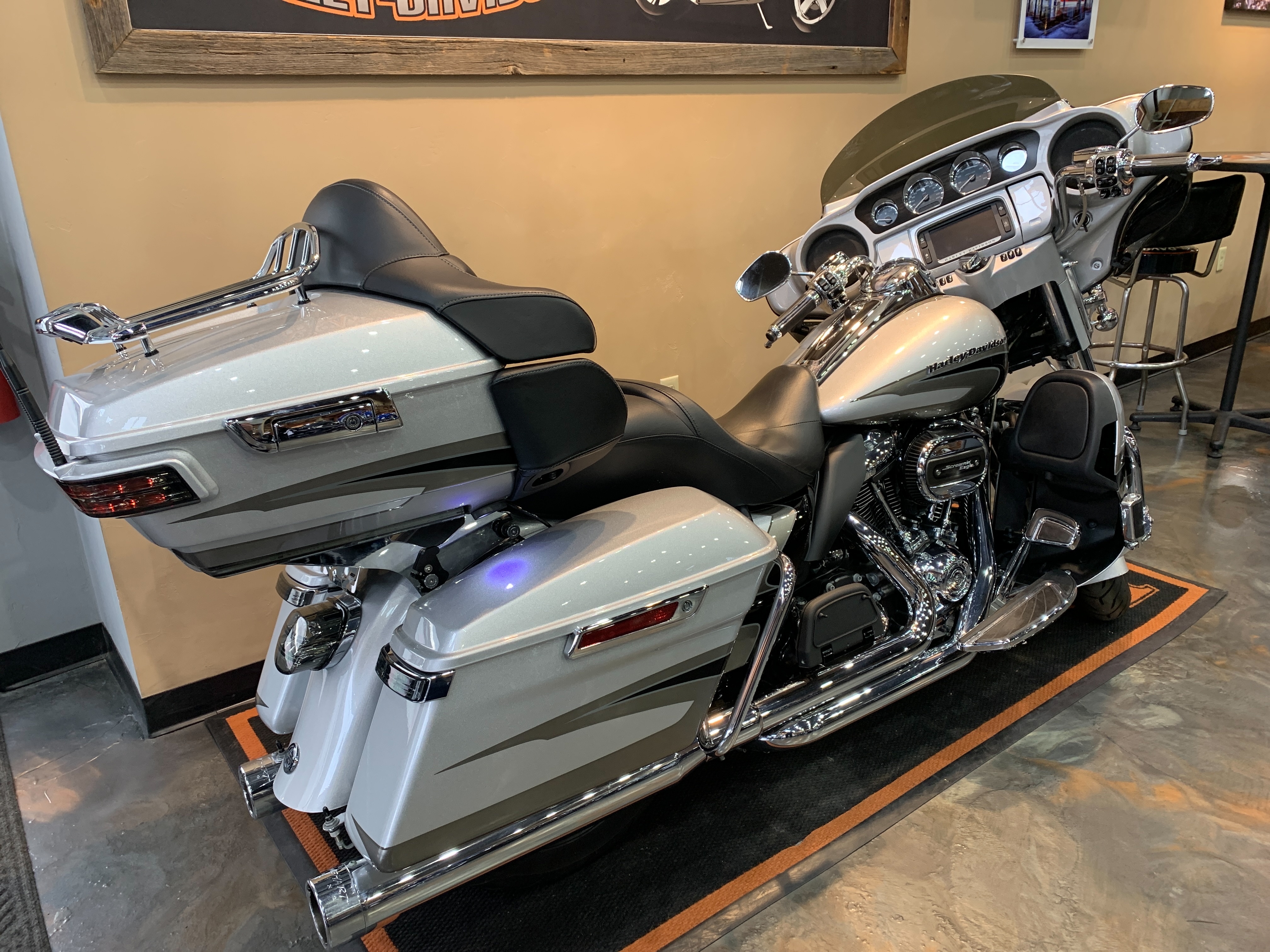 2017 Harley-Davidson Electra Glide CVO Limited at Vandervest Harley-Davidson, Green Bay, WI 54303