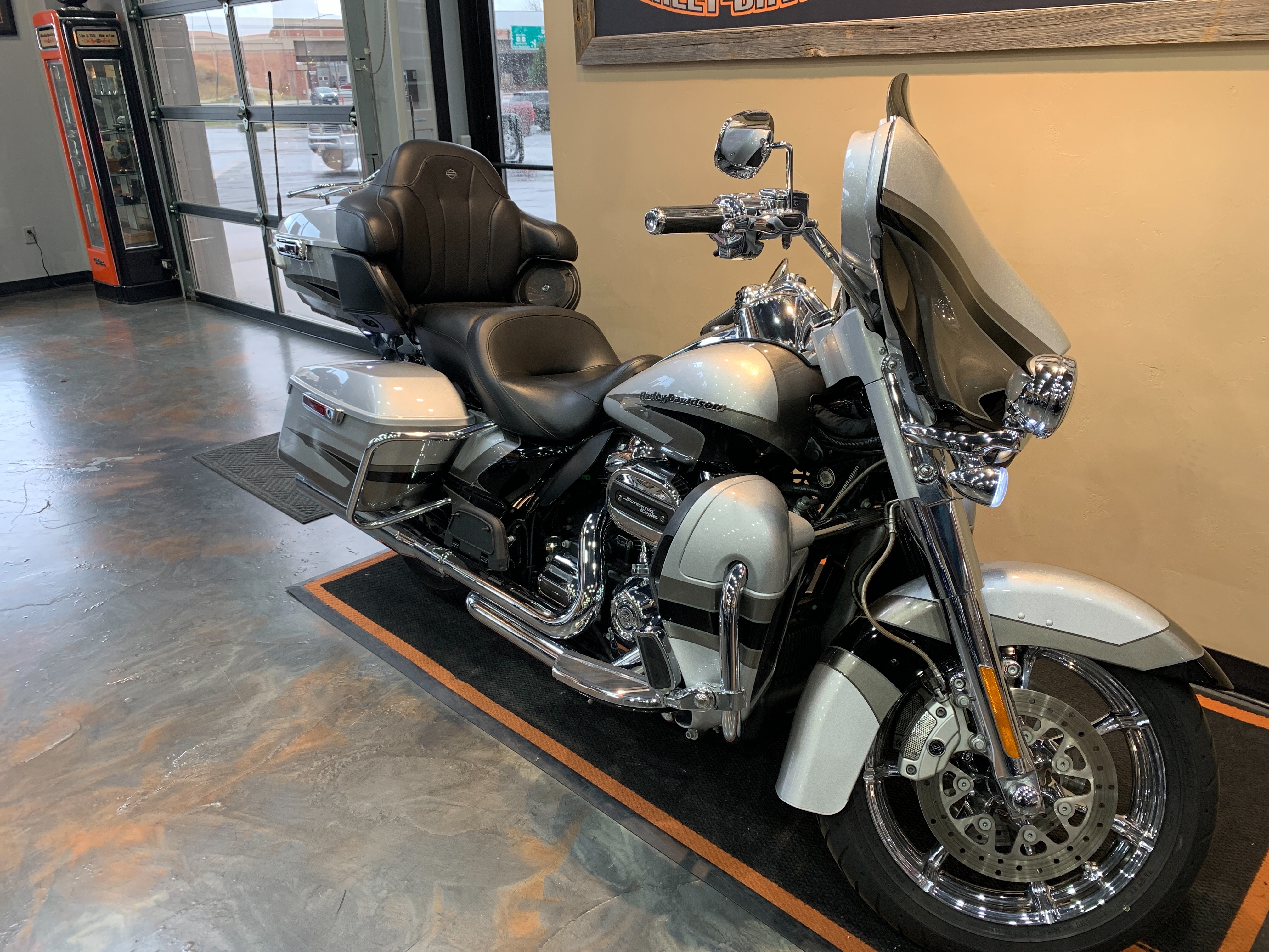 2017 Harley-Davidson Electra Glide CVO Limited at Vandervest Harley-Davidson, Green Bay, WI 54303