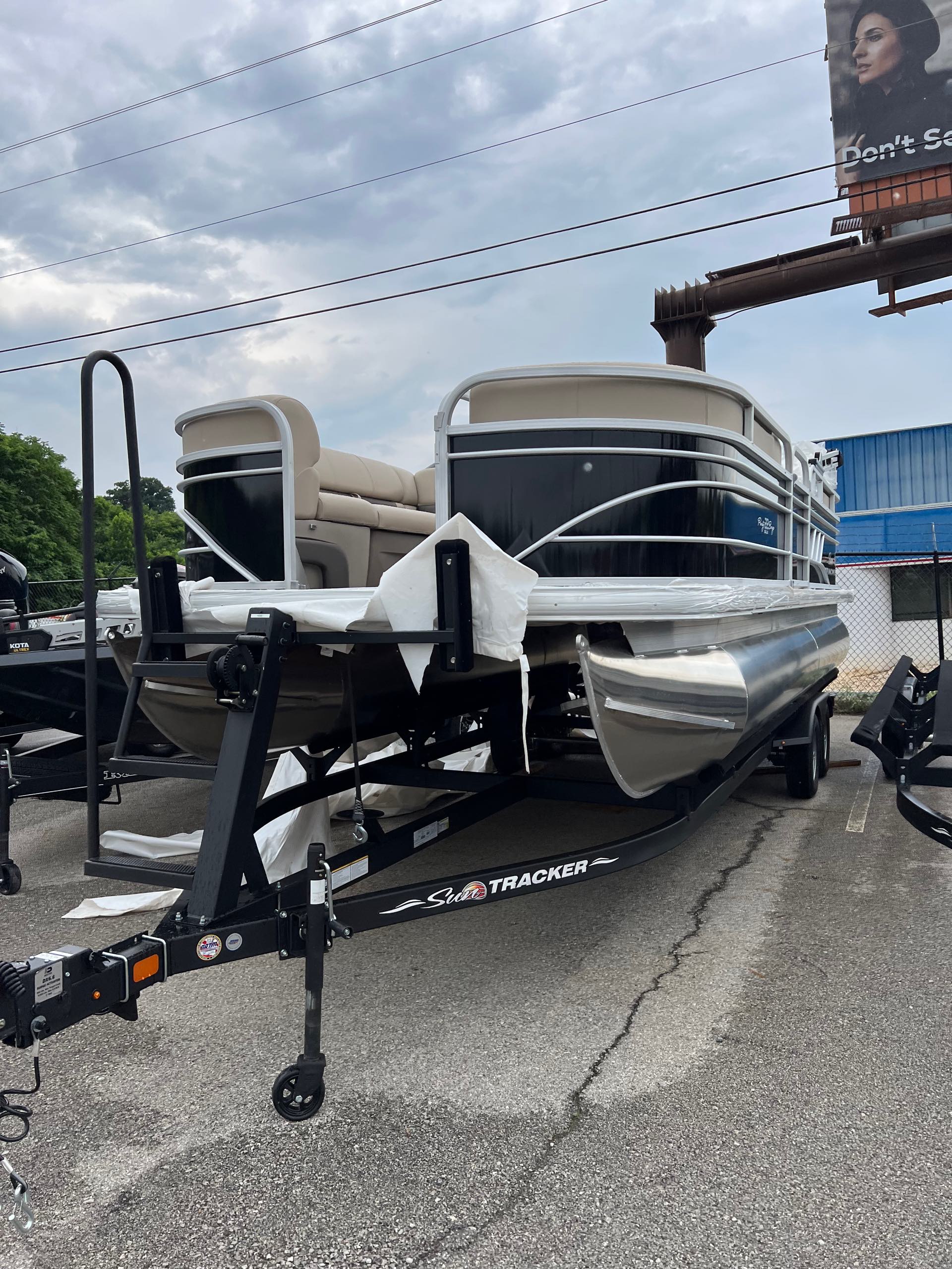 2022 TRACKER BOATS PARTY BARGE 20 at Knoxville Powersports
