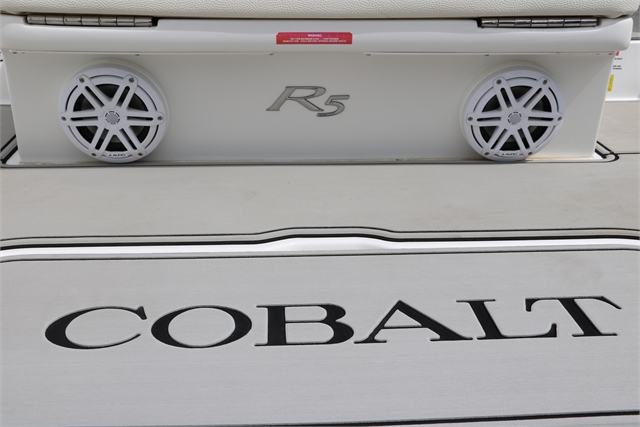 2021 Cobalt R5 at Jerry Whittle Boats