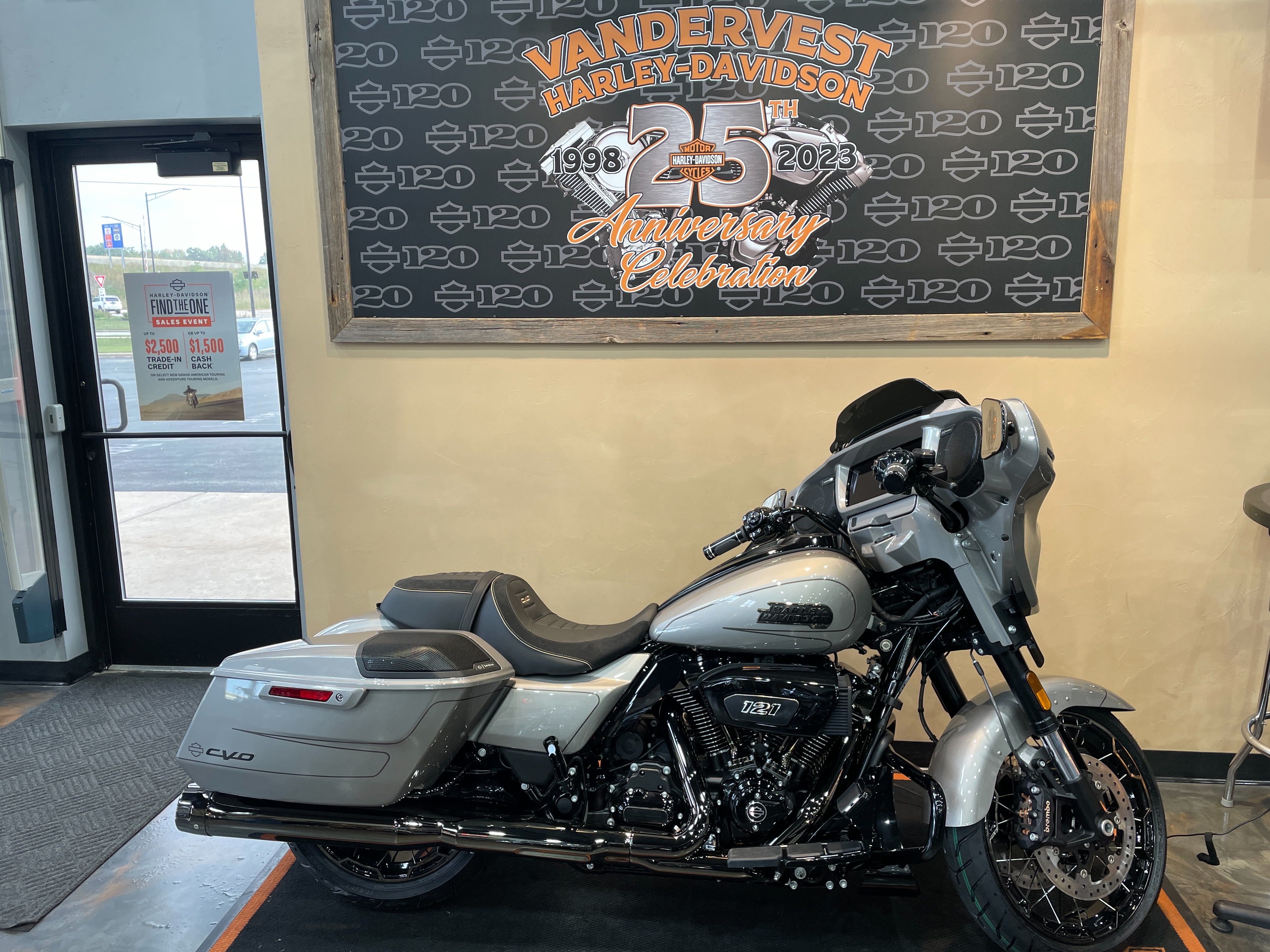 2023 Harley-Davidson Street Glide CVO Street Glide at Vandervest Harley-Davidson, Green Bay, WI 54303