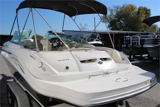 2006 Sea Ray 220 Sundeck at Jerry Whittle Boats