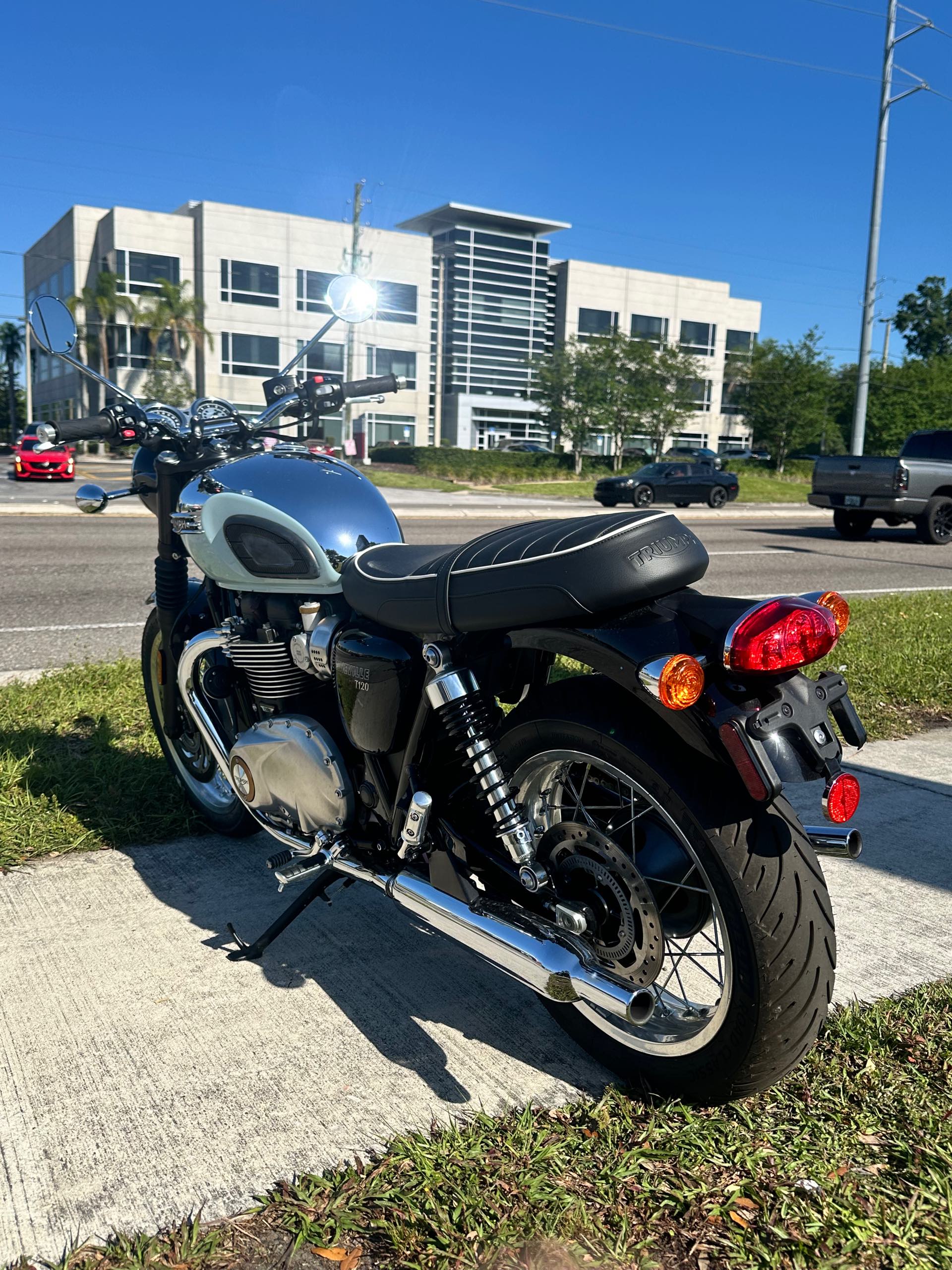 2023 Triumph Bonneville T120 Chrome Edition at Tampa Triumph, Tampa, FL 33614