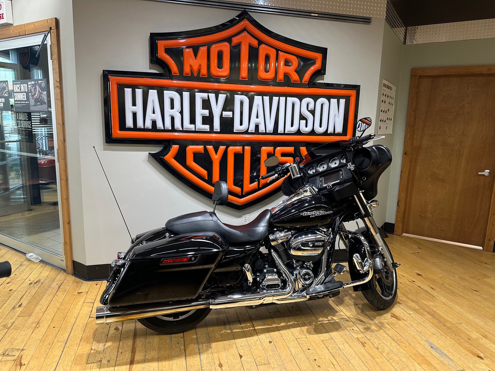 2018 Harley-Davidson Street Glide Base at Zips 45th Parallel Harley-Davidson