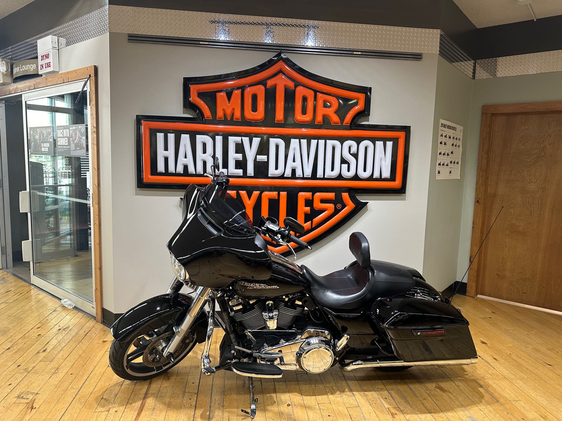 2018 Harley-Davidson Street Glide Base at Zips 45th Parallel Harley-Davidson