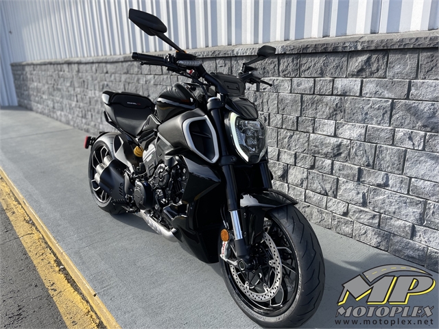 2023 Ducati Diavel V4 at Lynnwood Motoplex, Lynnwood, WA 98037