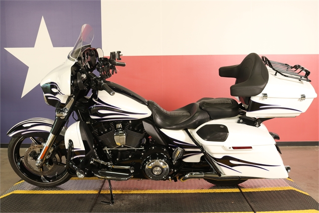 2016 Harley-Davidson Street Glide CVO Street Glide at Texas Harley