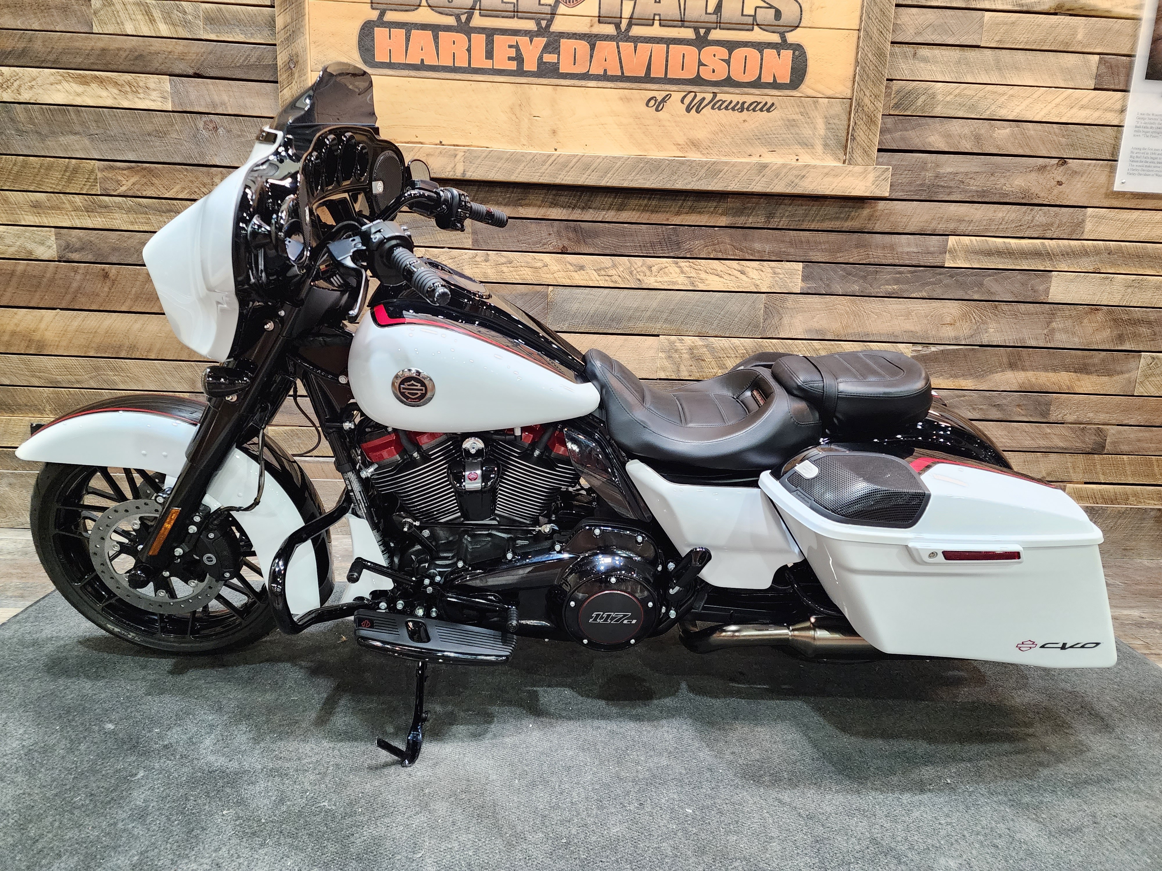 2021 Harley-Davidson Grand American Touring CVO Street Glide at Bull Falls Harley-Davidson