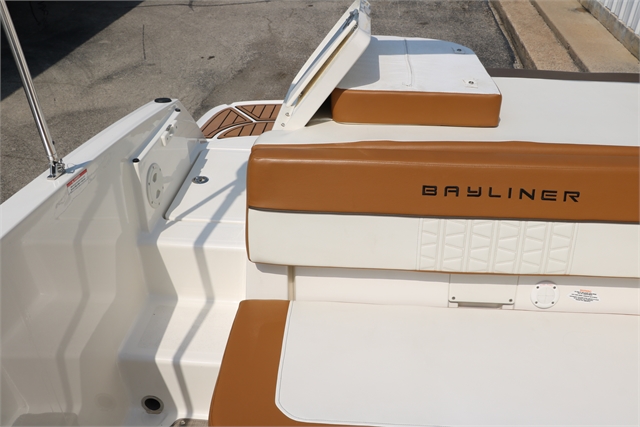 2020 Bayliner VR5 at Jerry Whittle Boats