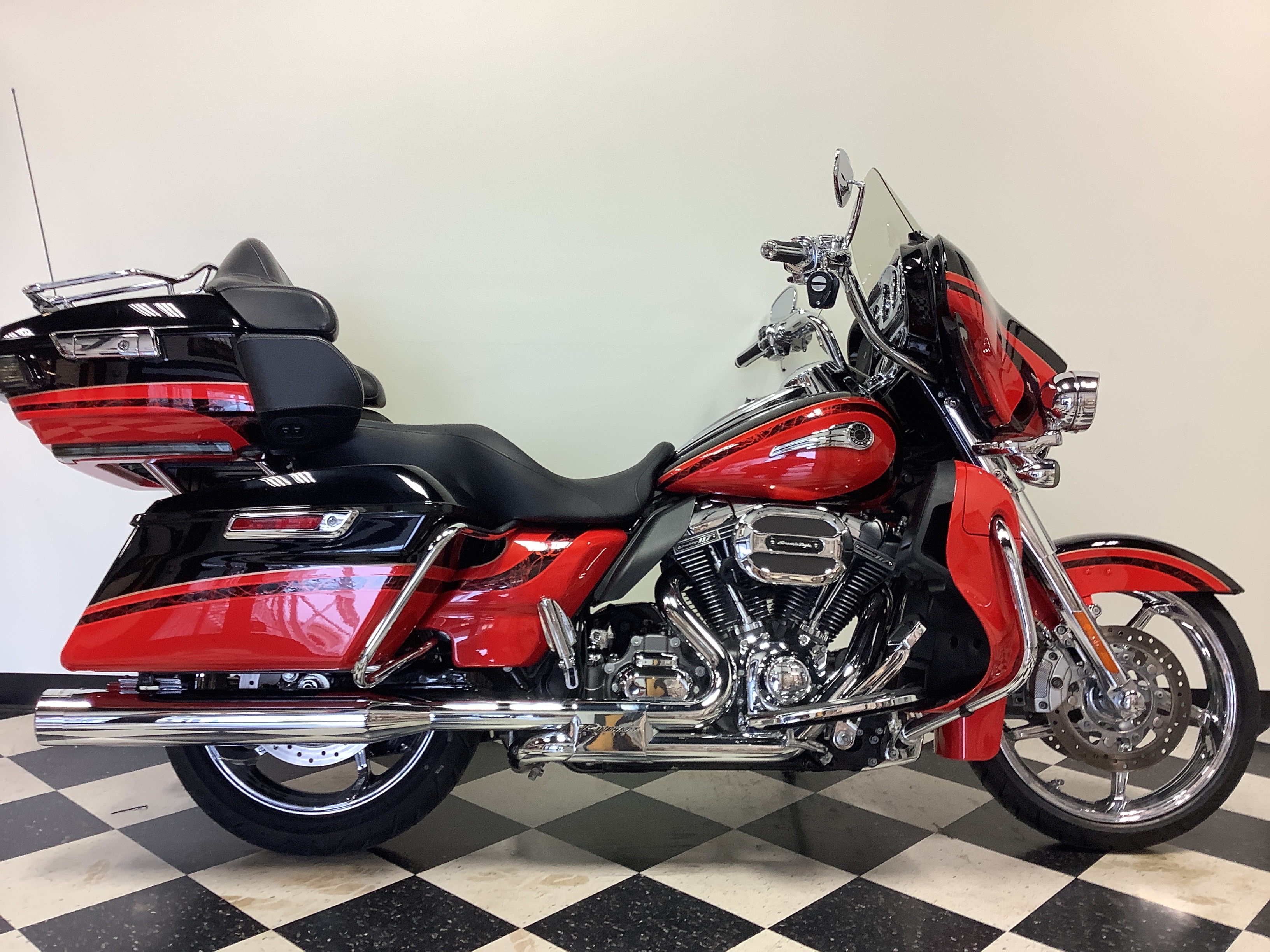 2016 Harley-Davidson Electra Glide CVO Limited at Deluxe Harley Davidson