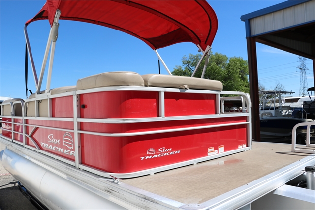 2017 Sun Tracker Party Barge 20 Dlx at Jerry Whittle Boats